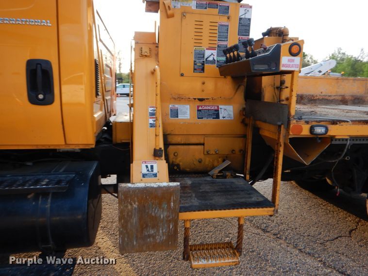 image for item IY9681 2006 International 7400  digger derrick truck