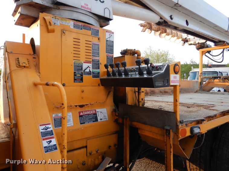 image for item IY9681 2006 International 7400  digger derrick truck