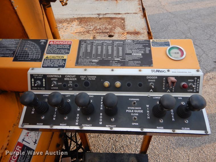 image for item IY9681 2006 International 7400  digger derrick truck