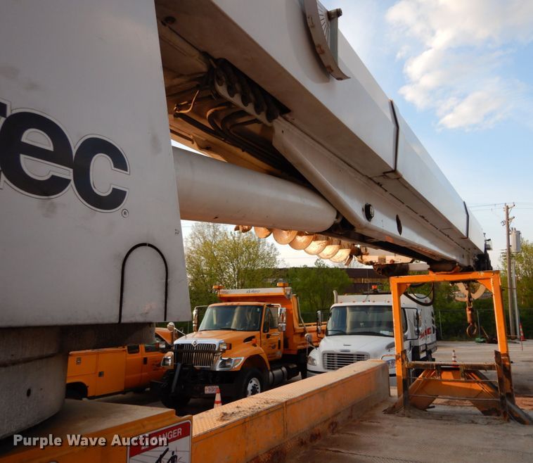 image for item IY9681 2006 International 7400  digger derrick truck