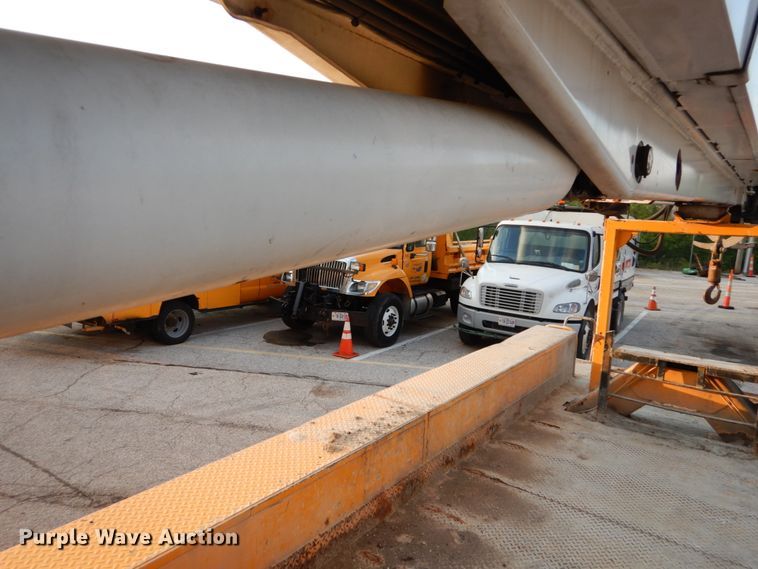 image for item IY9681 2006 International 7400  digger derrick truck