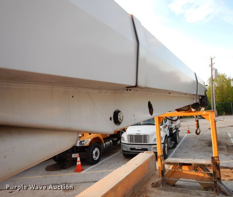 image for item IY9681 2006 International 7400  digger derrick truck