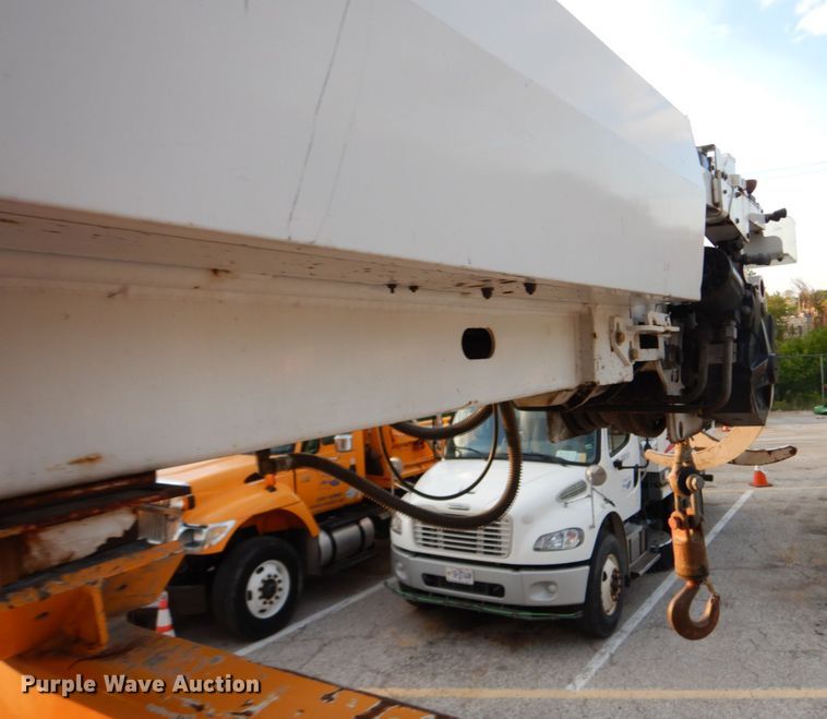 image for item IY9681 2006 International 7400  digger derrick truck