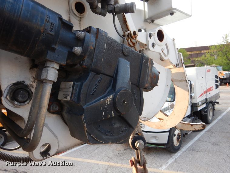 image for item IY9681 2006 International 7400  digger derrick truck