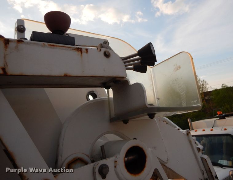 image for item IY9681 2006 International 7400  digger derrick truck