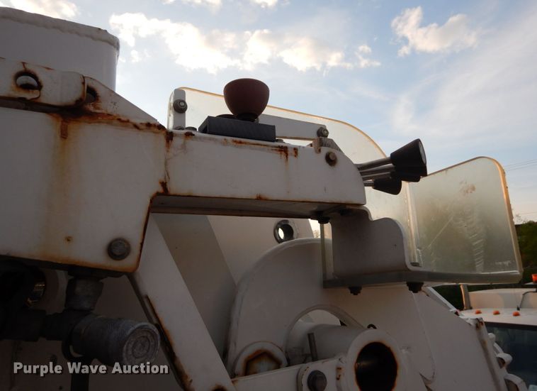 image for item IY9681 2006 International 7400  digger derrick truck