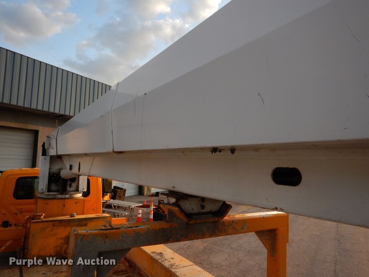 image for item IY9681 2006 International 7400  digger derrick truck