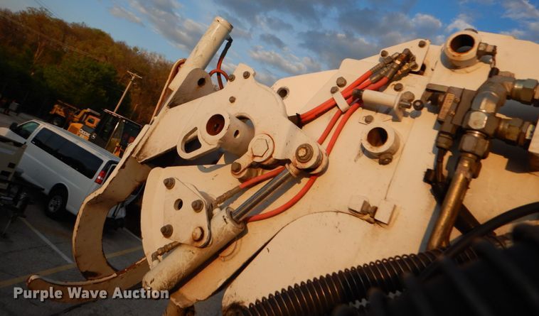 image for item IY9681 2006 International 7400  digger derrick truck