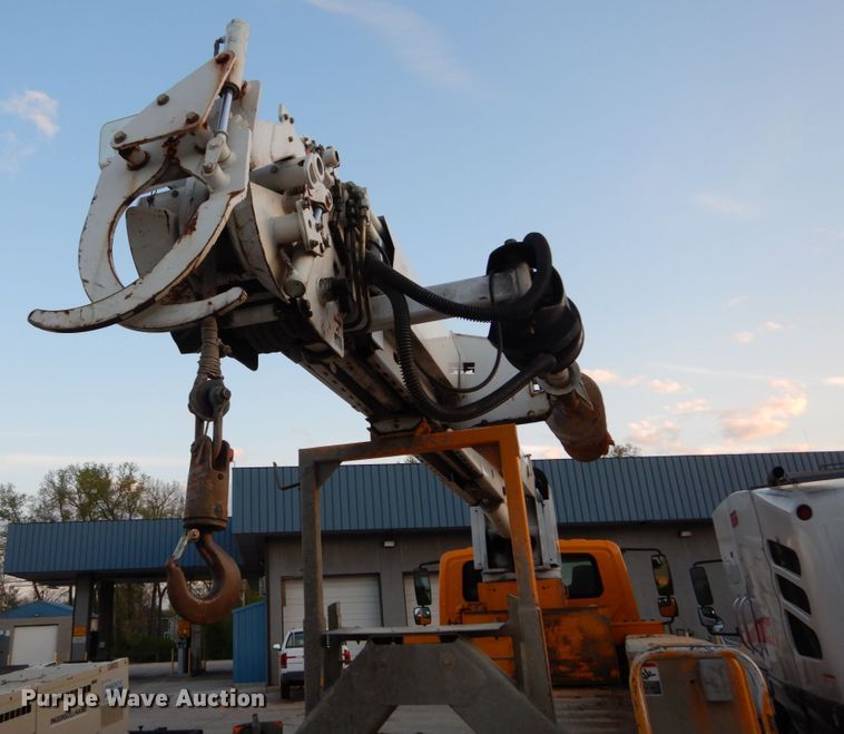 image for item IY9681 2006 International 7400  digger derrick truck