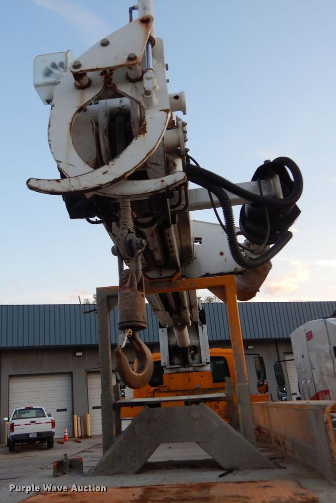 image for item IY9681 2006 International 7400  digger derrick truck