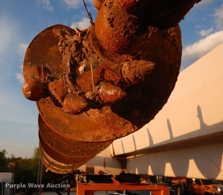 image for item IY9681 2006 International 7400  digger derrick truck