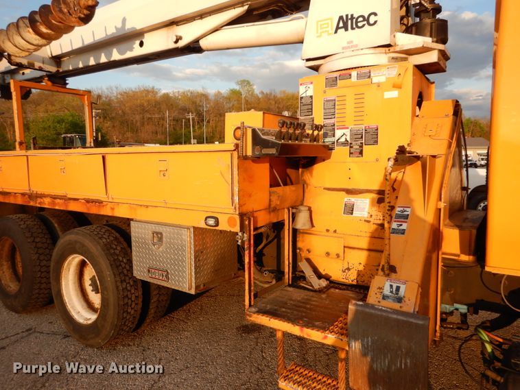 image for item IY9681 2006 International 7400  digger derrick truck