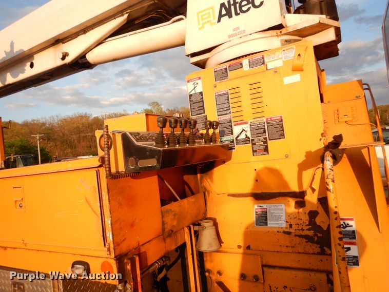 image for item IY9681 2006 International 7400  digger derrick truck