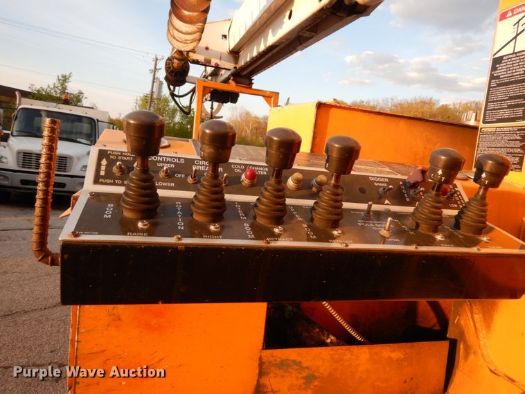 image for item IY9681 2006 International 7400  digger derrick truck