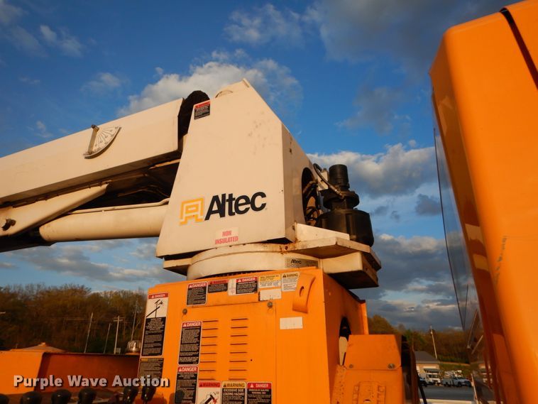 image for item IY9681 2006 International 7400  digger derrick truck