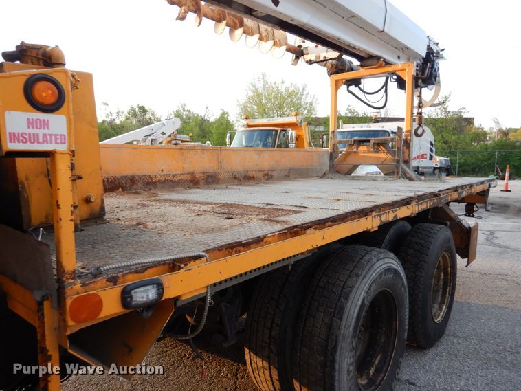 image for item IY9681 2006 International 7400  digger derrick truck