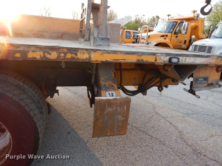 image for item IY9681 2006 International 7400  digger derrick truck