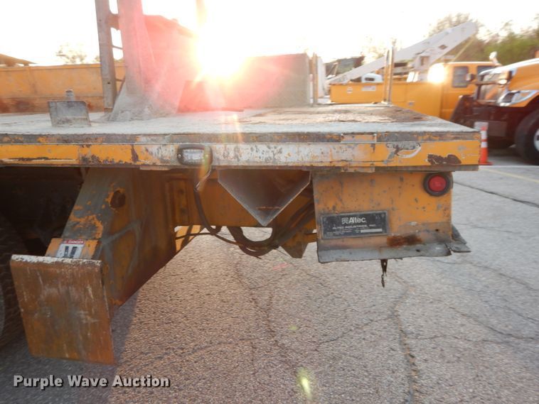 image for item IY9681 2006 International 7400  digger derrick truck