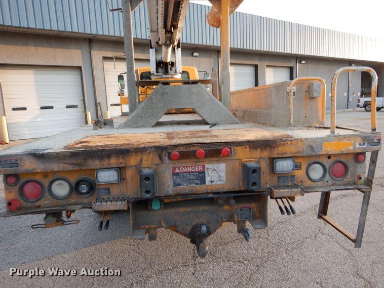 image for item IY9681 2006 International 7400  digger derrick truck