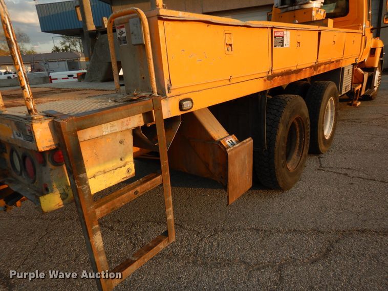 image for item IY9681 2006 International 7400  digger derrick truck