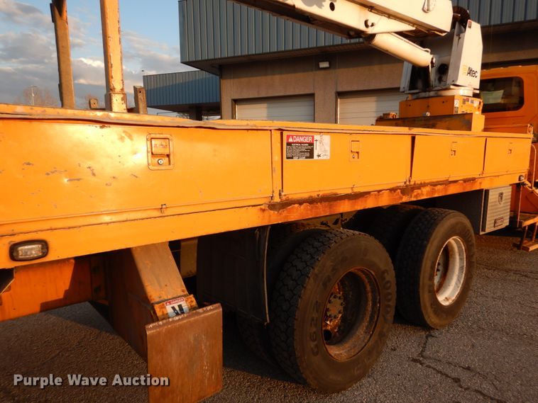 image for item IY9681 2006 International 7400  digger derrick truck