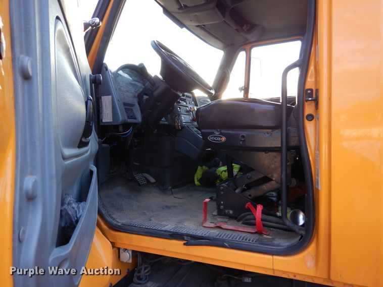 image for item IY9681 2006 International 7400  digger derrick truck