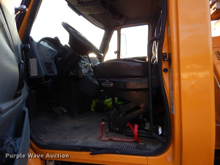 image for item IY9681 2006 International 7400  digger derrick truck