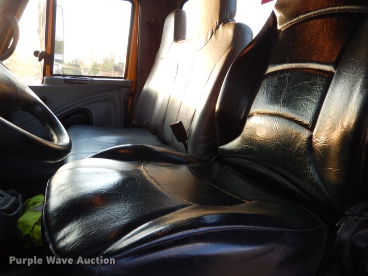 image for item IY9681 2006 International 7400  digger derrick truck