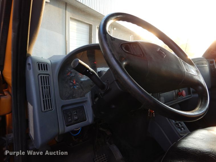 image for item IY9681 2006 International 7400  digger derrick truck