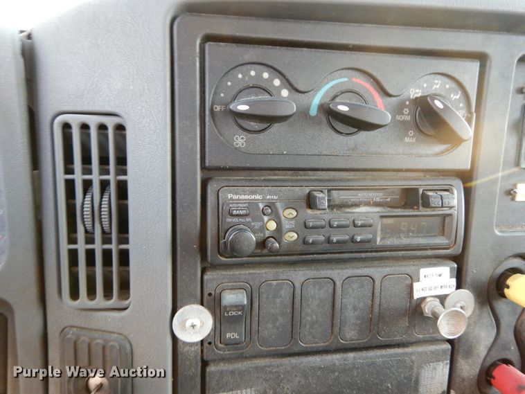 image for item IY9681 2006 International 7400  digger derrick truck