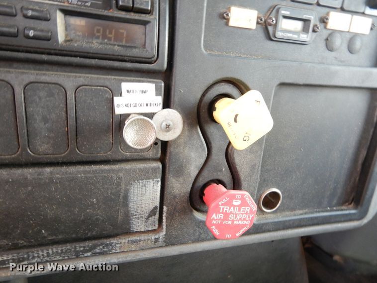 image for item IY9681 2006 International 7400  digger derrick truck