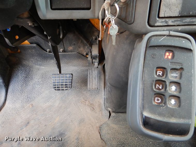 image for item IY9681 2006 International 7400  digger derrick truck