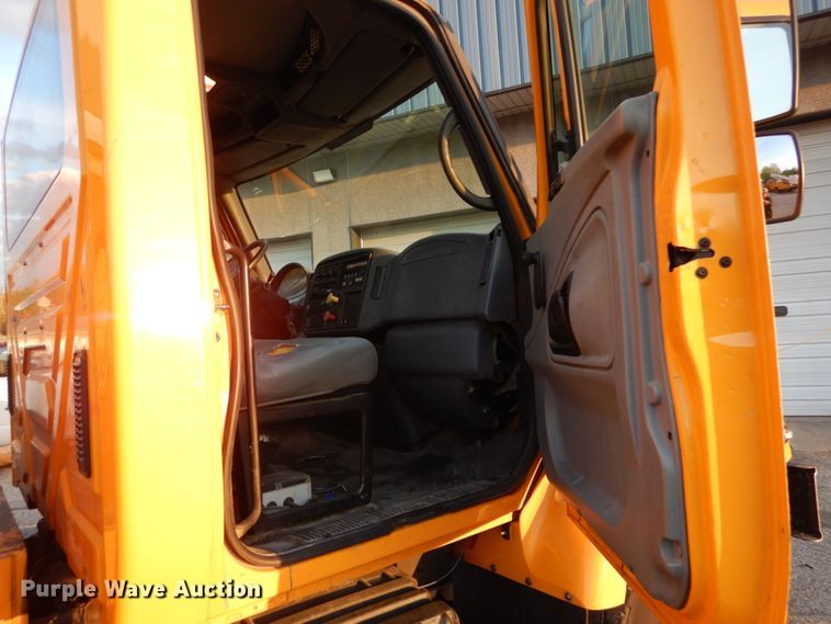 image for item IY9681 2006 International 7400  digger derrick truck