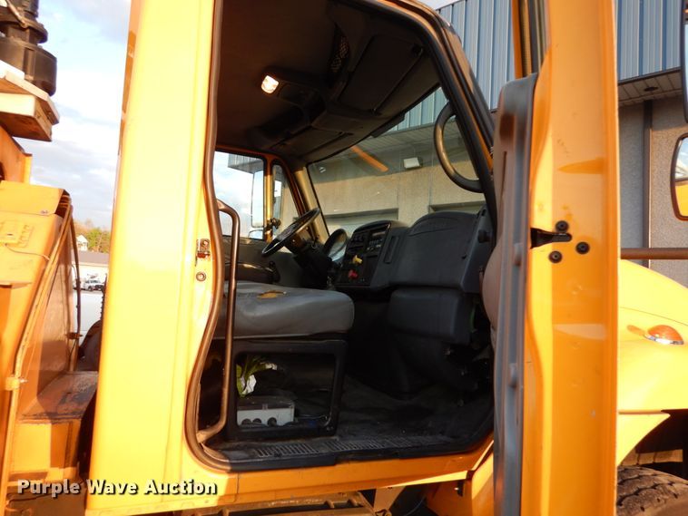 image for item IY9681 2006 International 7400  digger derrick truck