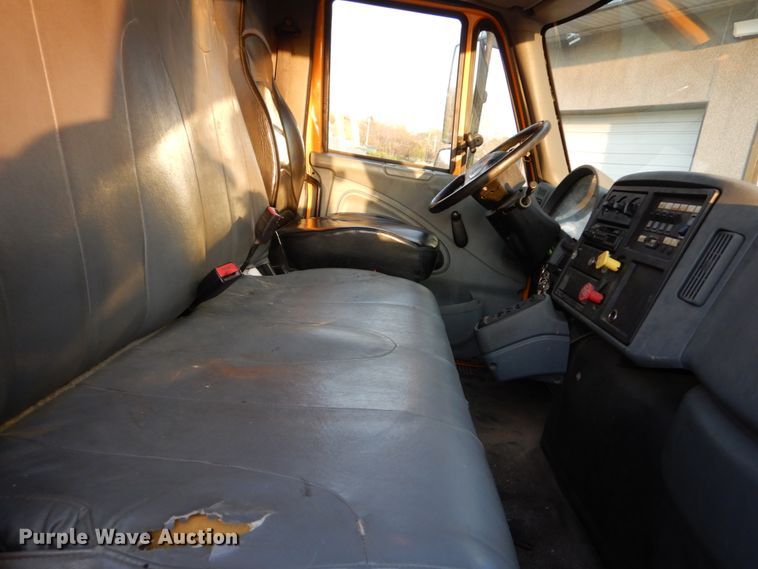 image for item IY9681 2006 International 7400  digger derrick truck