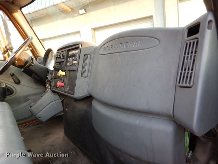 image for item IY9681 2006 International 7400  digger derrick truck