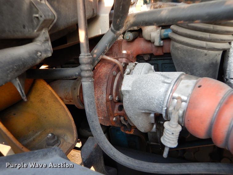 image for item IY9681 2006 International 7400  digger derrick truck