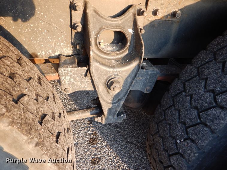 image for item IY9681 2006 International 7400  digger derrick truck