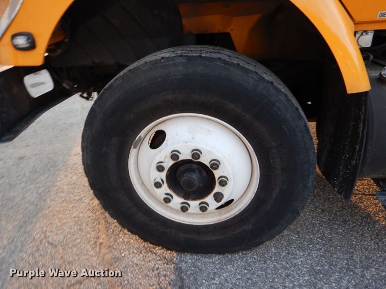 image for item IY9681 2006 International 7400  digger derrick truck