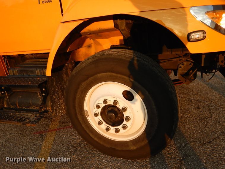 image for item IY9681 2006 International 7400  digger derrick truck