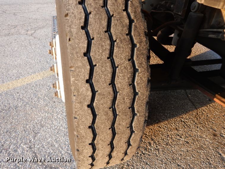 image for item IY9681 2006 International 7400  digger derrick truck