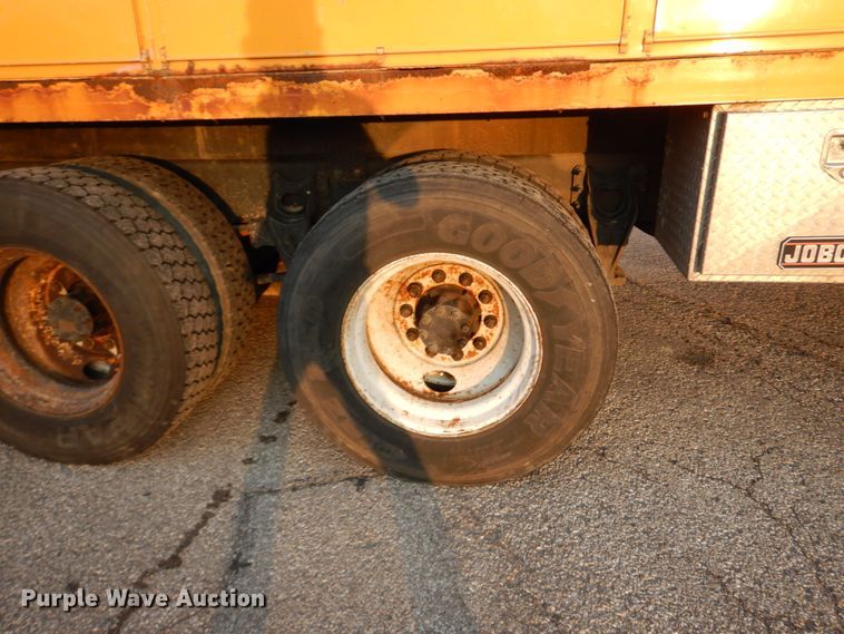 image for item IY9681 2006 International 7400  digger derrick truck