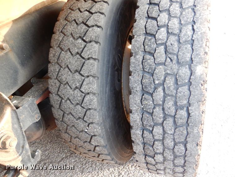 image for item IY9681 2006 International 7400  digger derrick truck