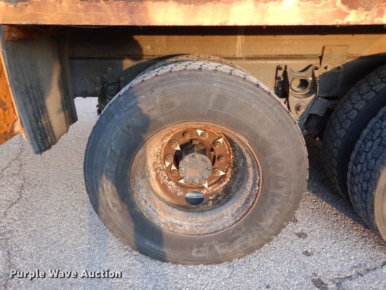 image for item IY9681 2006 International 7400  digger derrick truck