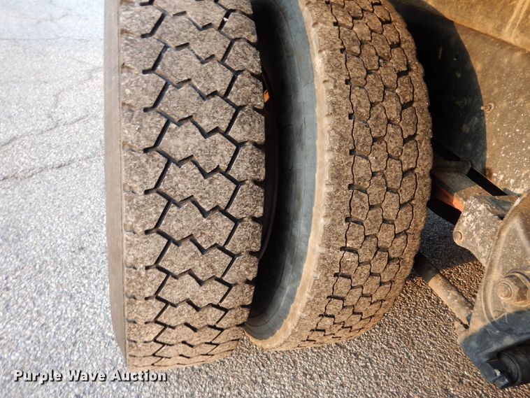 image for item IY9681 2006 International 7400  digger derrick truck