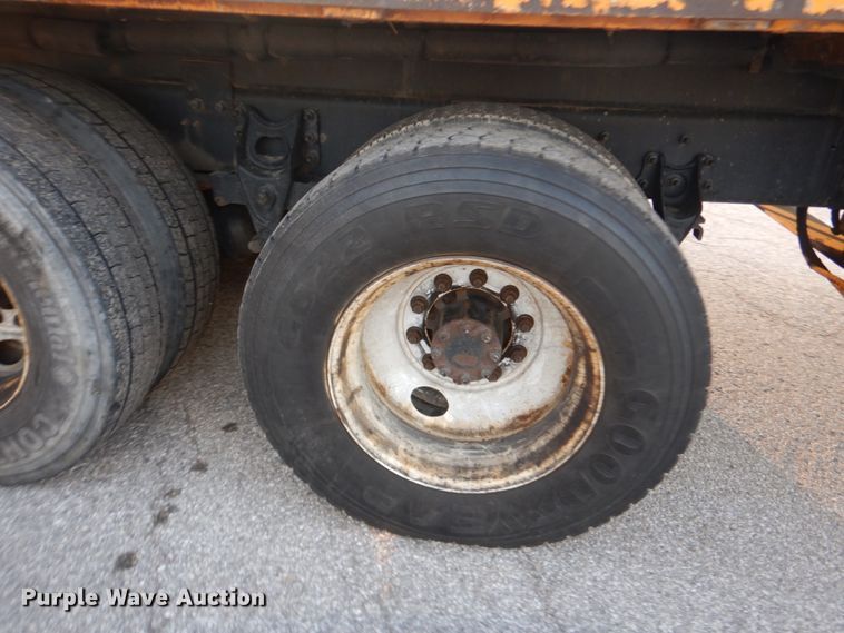 image for item IY9681 2006 International 7400  digger derrick truck