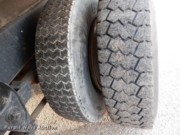 image for item IY9681 2006 International 7400  digger derrick truck