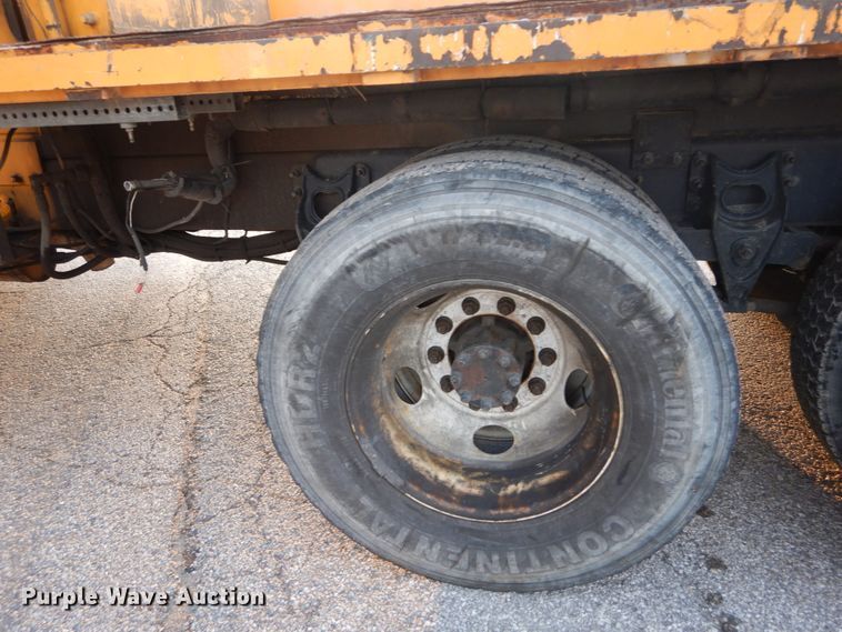 image for item IY9681 2006 International 7400  digger derrick truck