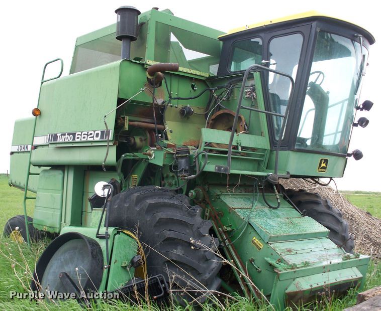 image for item BI9777 1980 John Deere 6620  combine