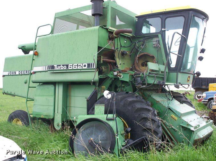 image for item BI9777 1980 John Deere 6620  combine